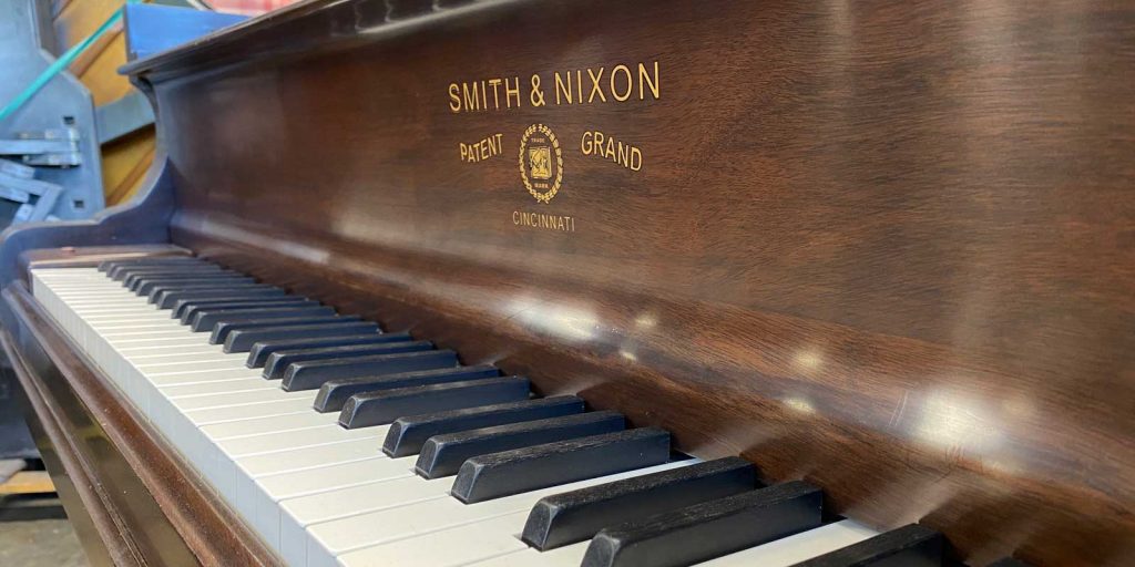 1907 Smith and Nixon Brown Mahogany Art Case Grand Piano